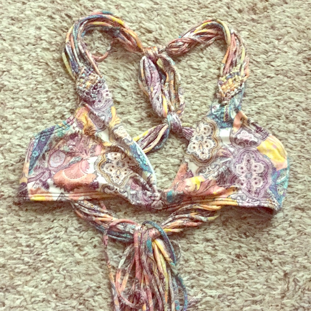 Victoria’s Secret Bikini Top w/ fun fringe detail!